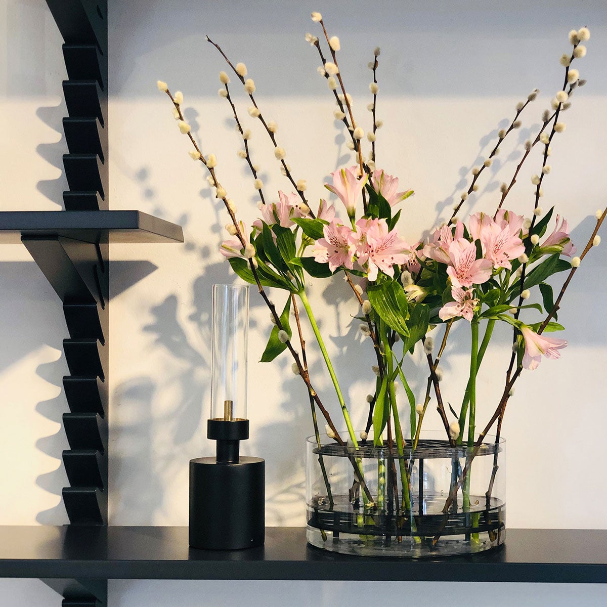 Äng Vas Stor Svart med vackra blommor på svart vägghylla