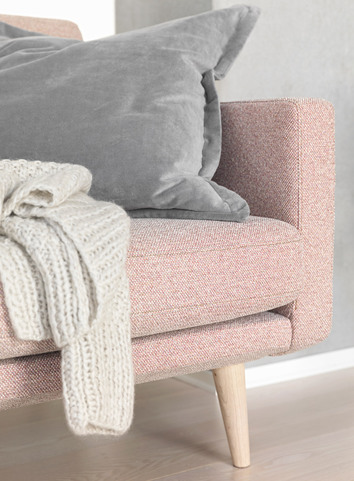 Everest Soffa i Tweed Pink med grå prydnadskudde och beige virkad pläd