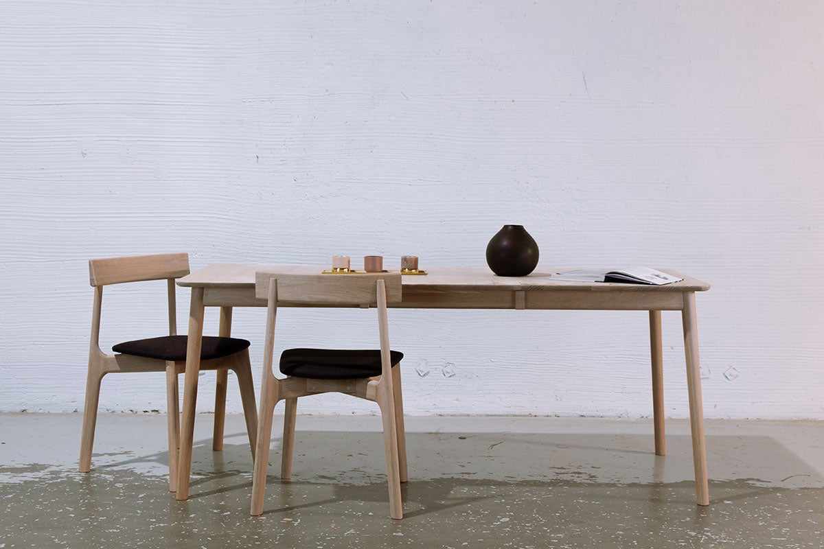Två stycken K5 i vitoljad ek runt ett rektangulärt matbord i trä