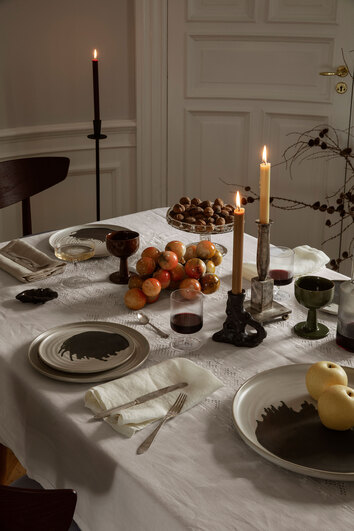 Omhu Tallrik i storlekarna Liten och Medium på ett dukat julbord