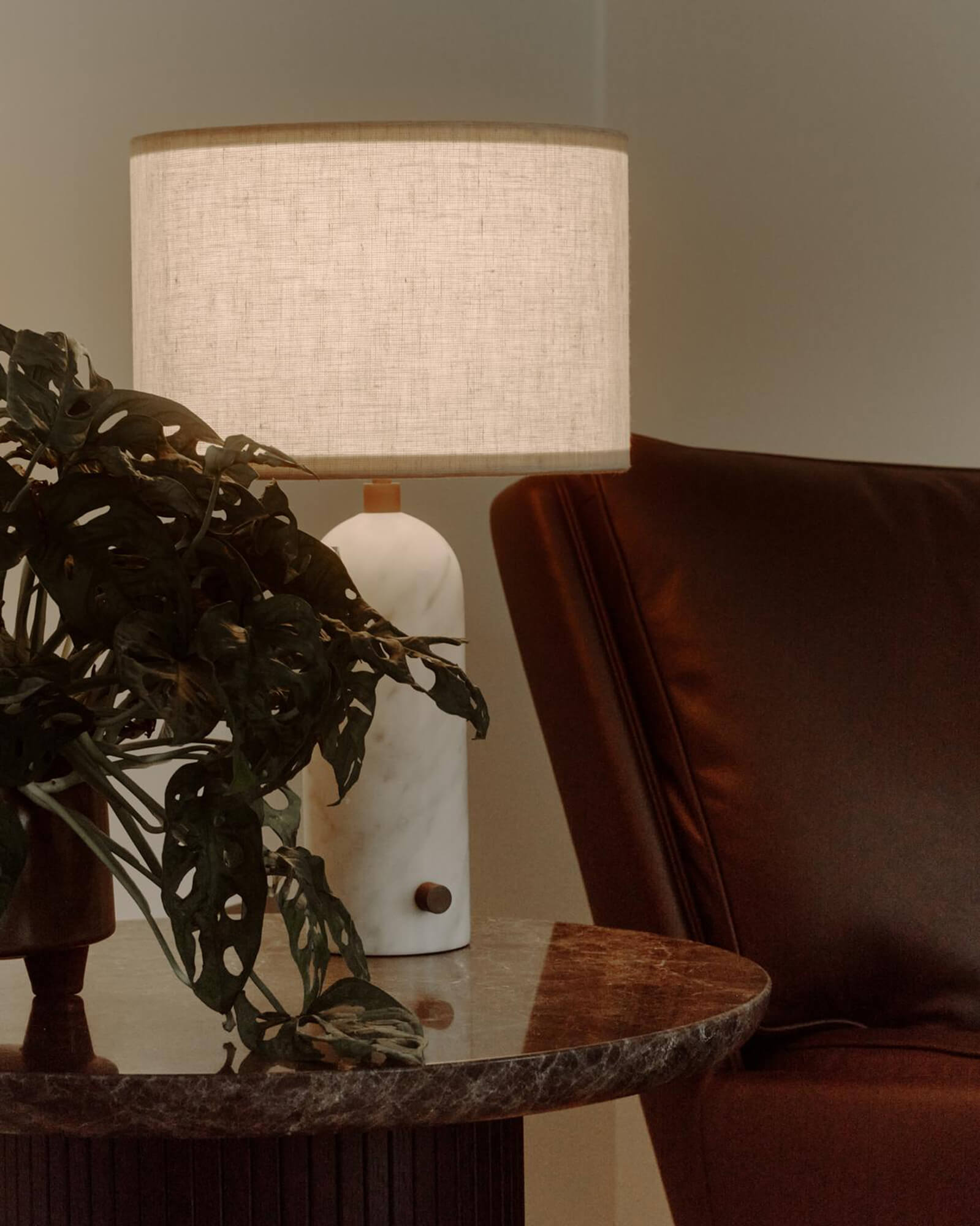 Gubi-gravity-bordslampa.jpg