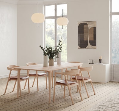 Fawn-table-200-muna-stol-oak-white-leather-whisky-miljo.jpg Fawn matbord i vitoljad ek matchas snyggt med Muna stol från Gazzda.
