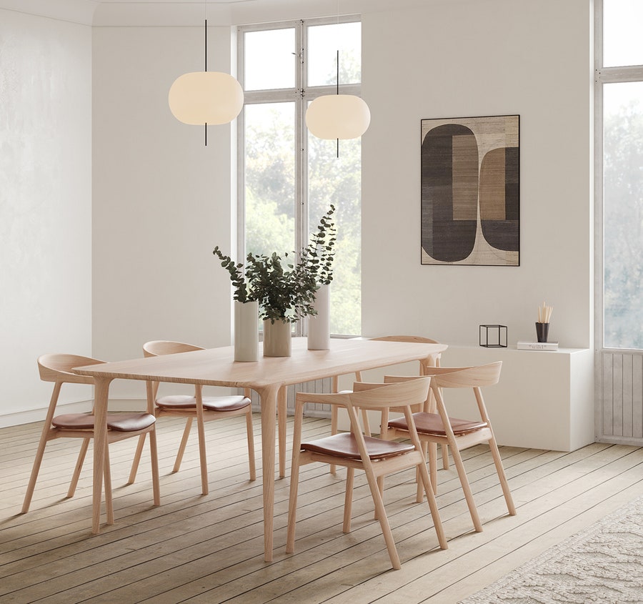 Fawn-table-200-muna-stol-oak-white-leather-whisky-miljo.jpg Fawn matbord i vitoljad ek matchas snyggt med Muna stol från Gazzda.