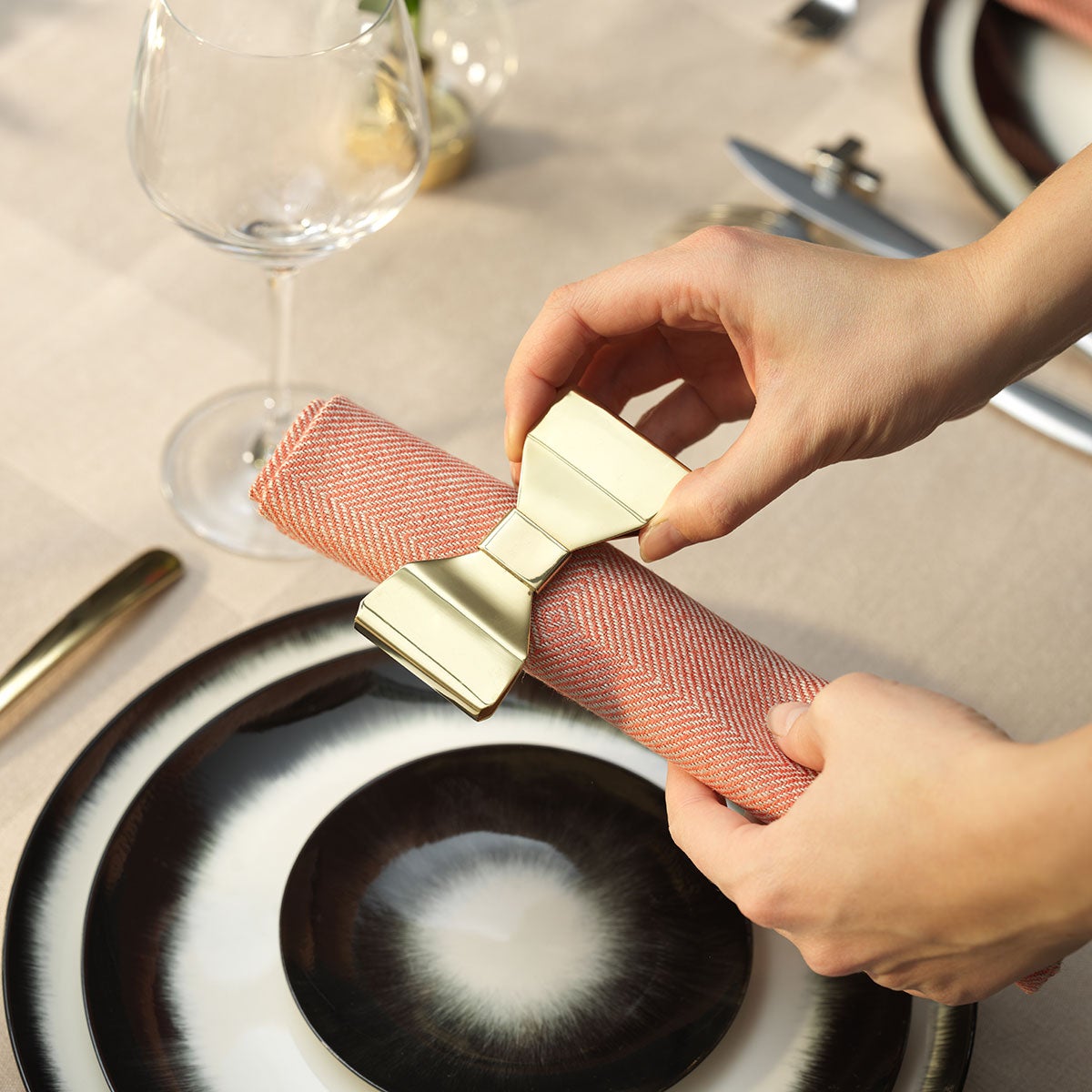 Bowie Servettring i mässing runt en röd servett