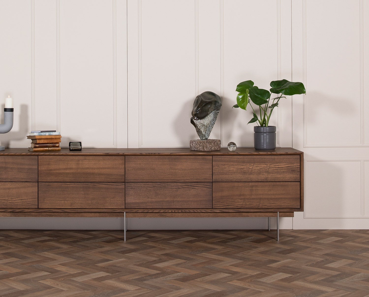 Elegant Sideboard med krukväxt, skulptur och böcker