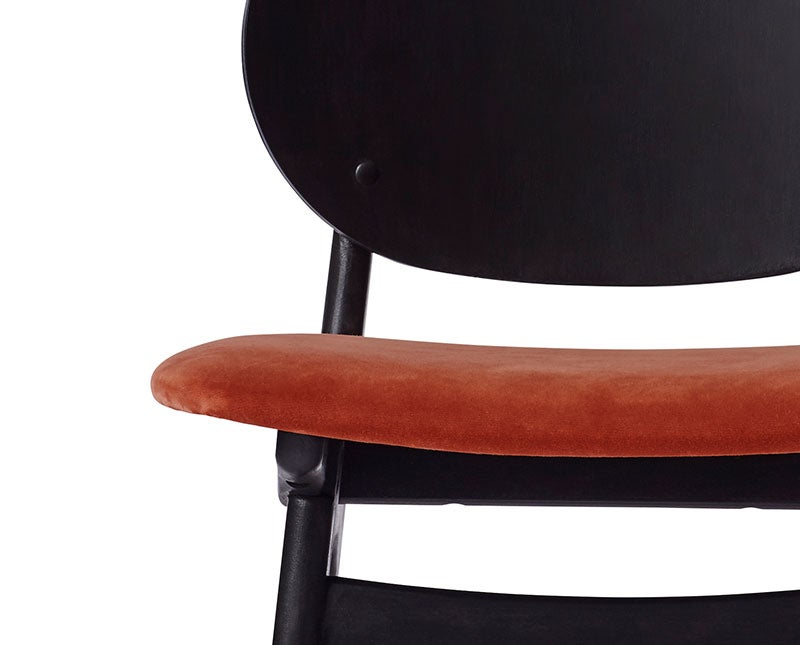 noble-diningchair-blackstained-beech-seat-brickred-detalj2-warm-nordic