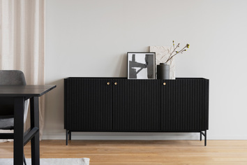 Halifax Sideboard Svartlackad Ek med två tavlor och en vas