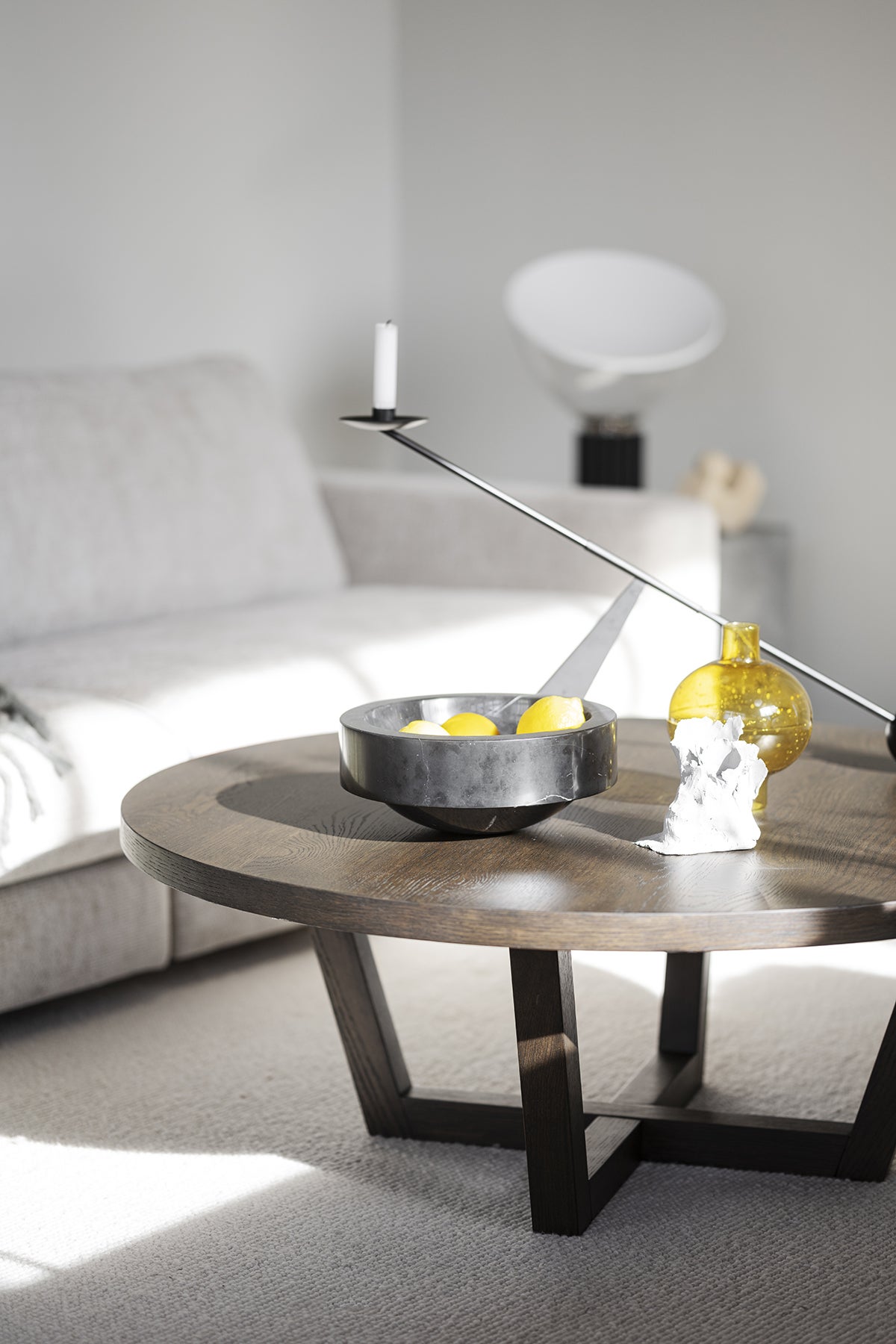 Boxford Soffbord 110 i brun ek med dekorativa detaljer i soligt vardagsrum