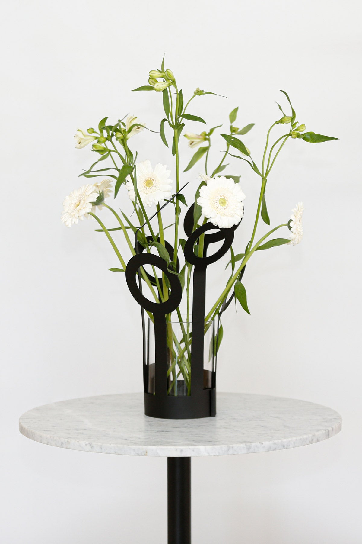 Fanny vas i svart, modell Large från Klong. 