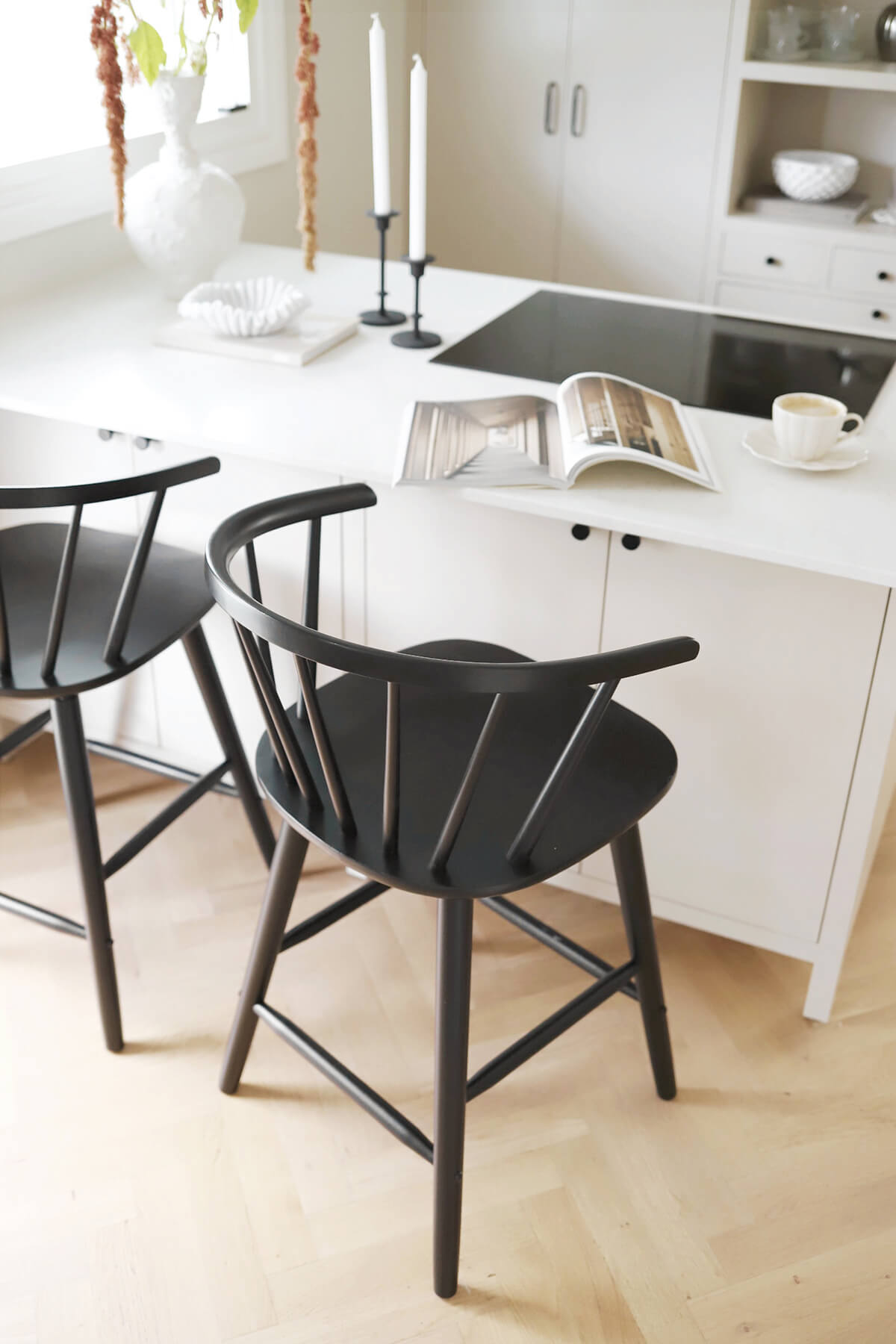 Carmen barstol svart  vid en köksö