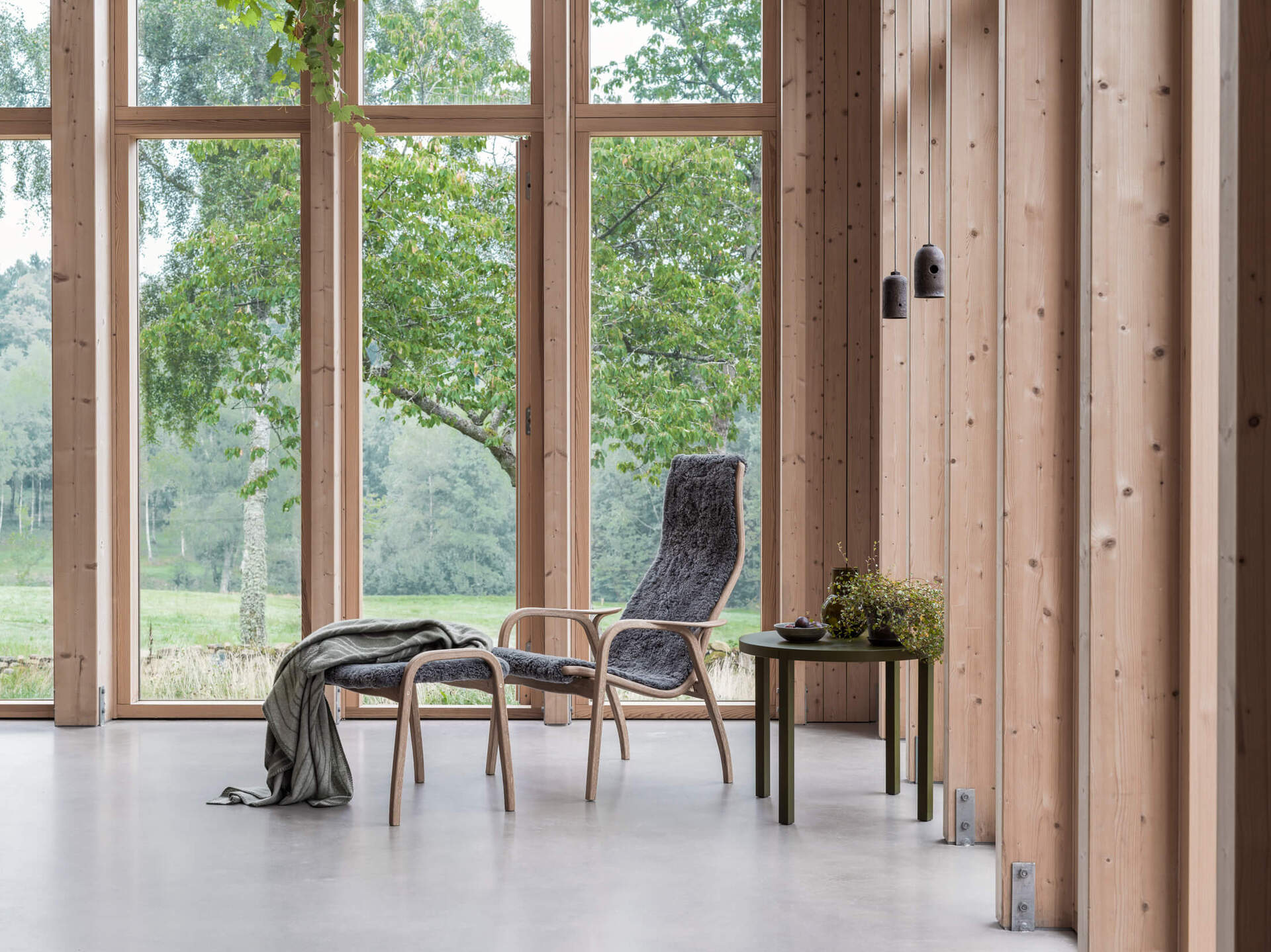 Designklassikern Lamino Fåtölj med tillhörande fotpall