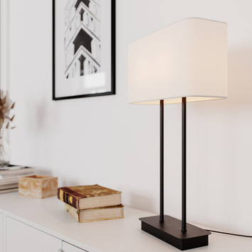 Luton Bordslampa på vit skänk