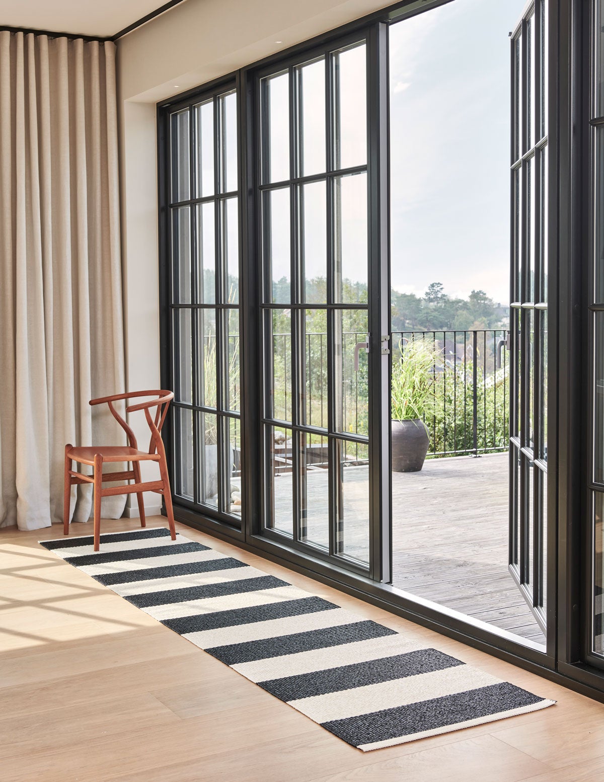 Bob Gångmatta i färgen Black / Vanilla framför dörr till terrass