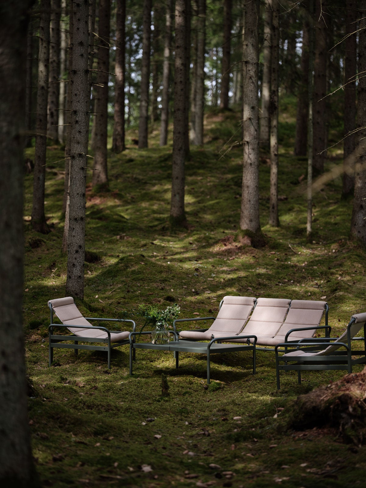 Sling Fåtölj och Soffa i skogsmiljö