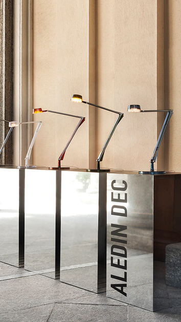 Aledin Dec Lampa i olika färger på silvriga piedestaler