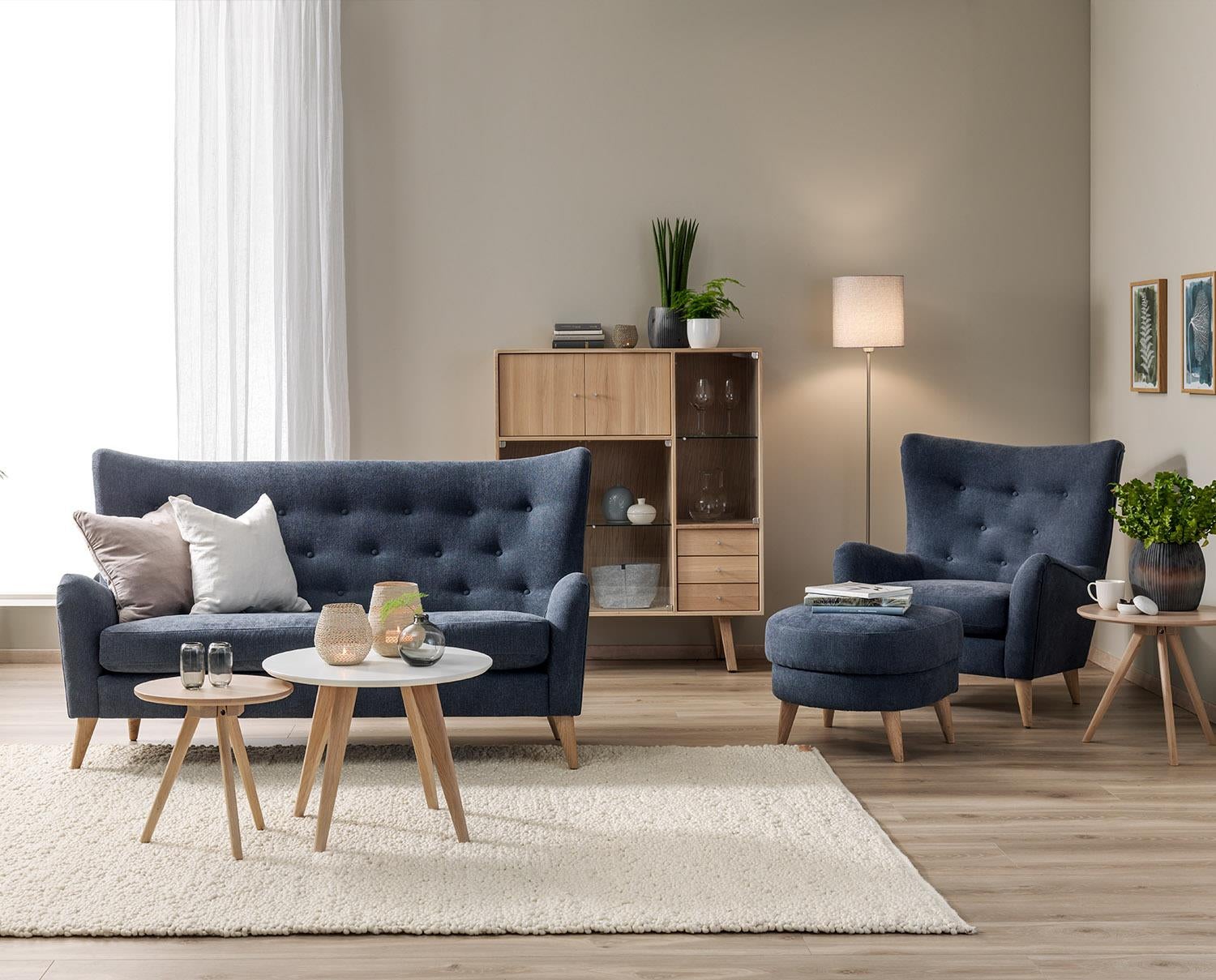 Molly Soffa och Molly Fåtölj i blått tyg i vardagsrum