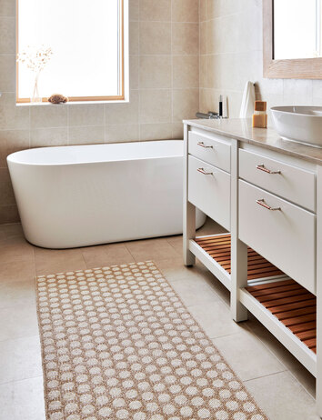 Noa Gångmatta Beige i badrum med badkar