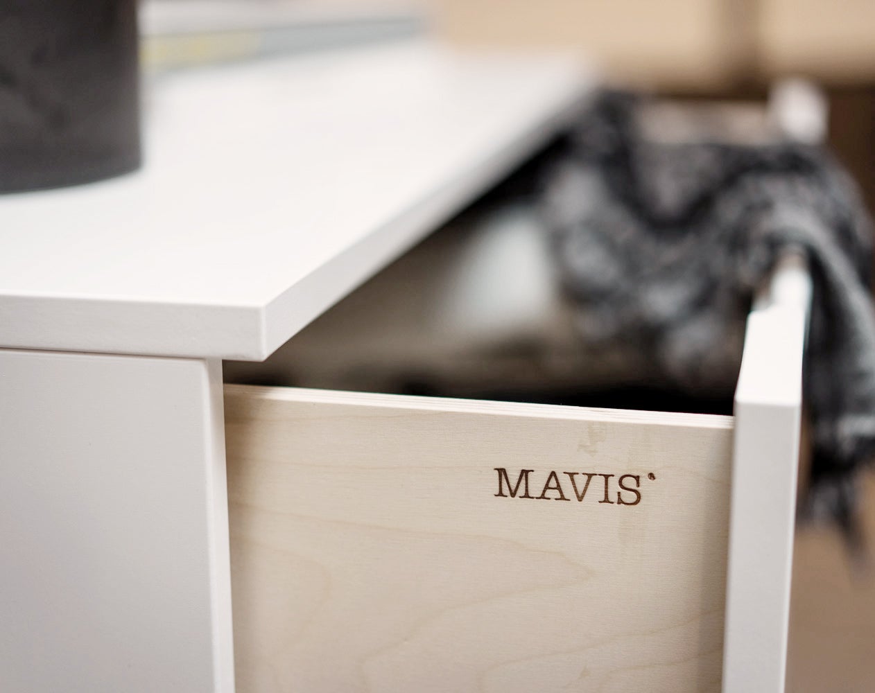 Aoko Byrå låda med "Mavis" inristat på sidan