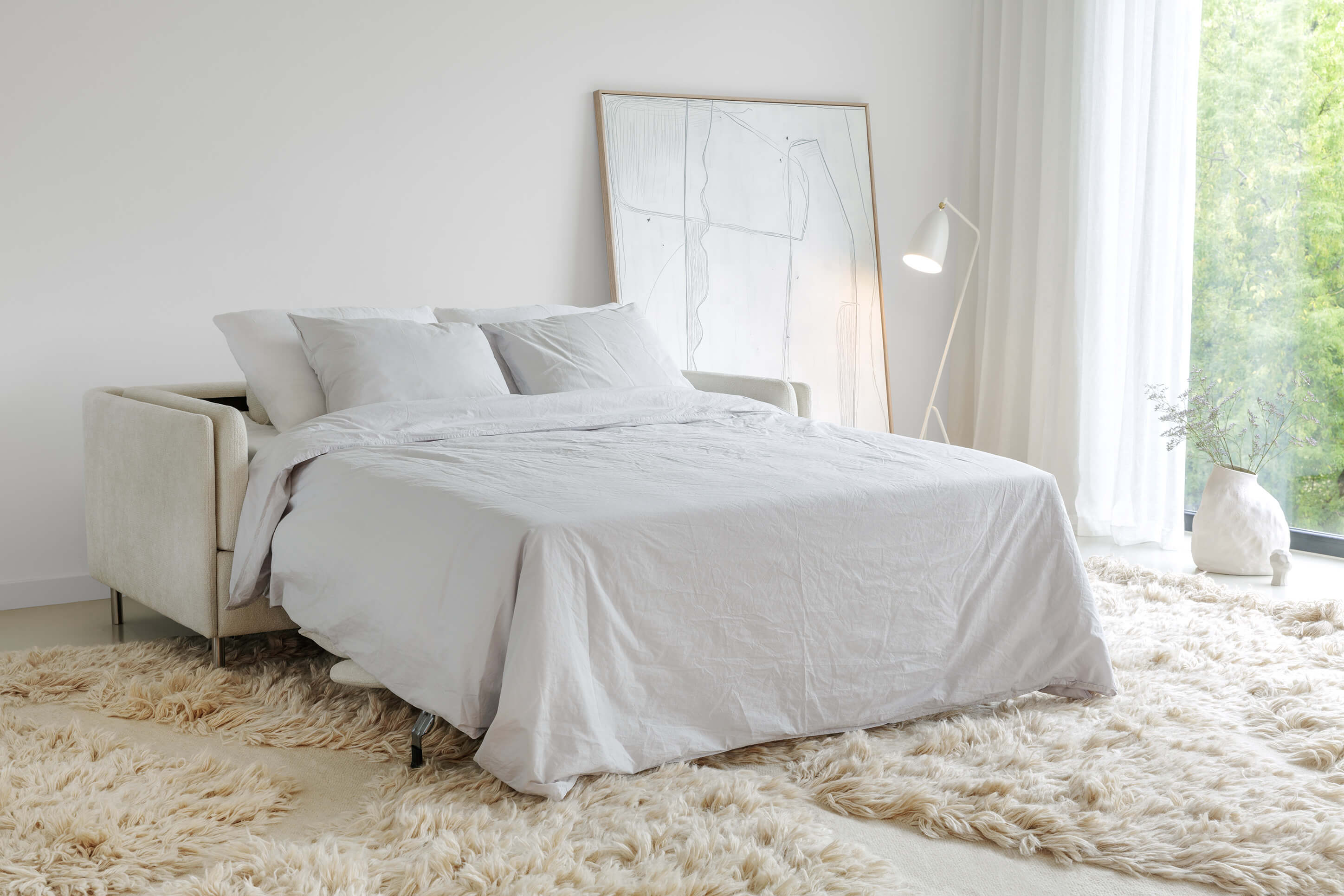 Pixie bäddsoffa bäddad till säng i ett ljust och mysigt vardagsrum