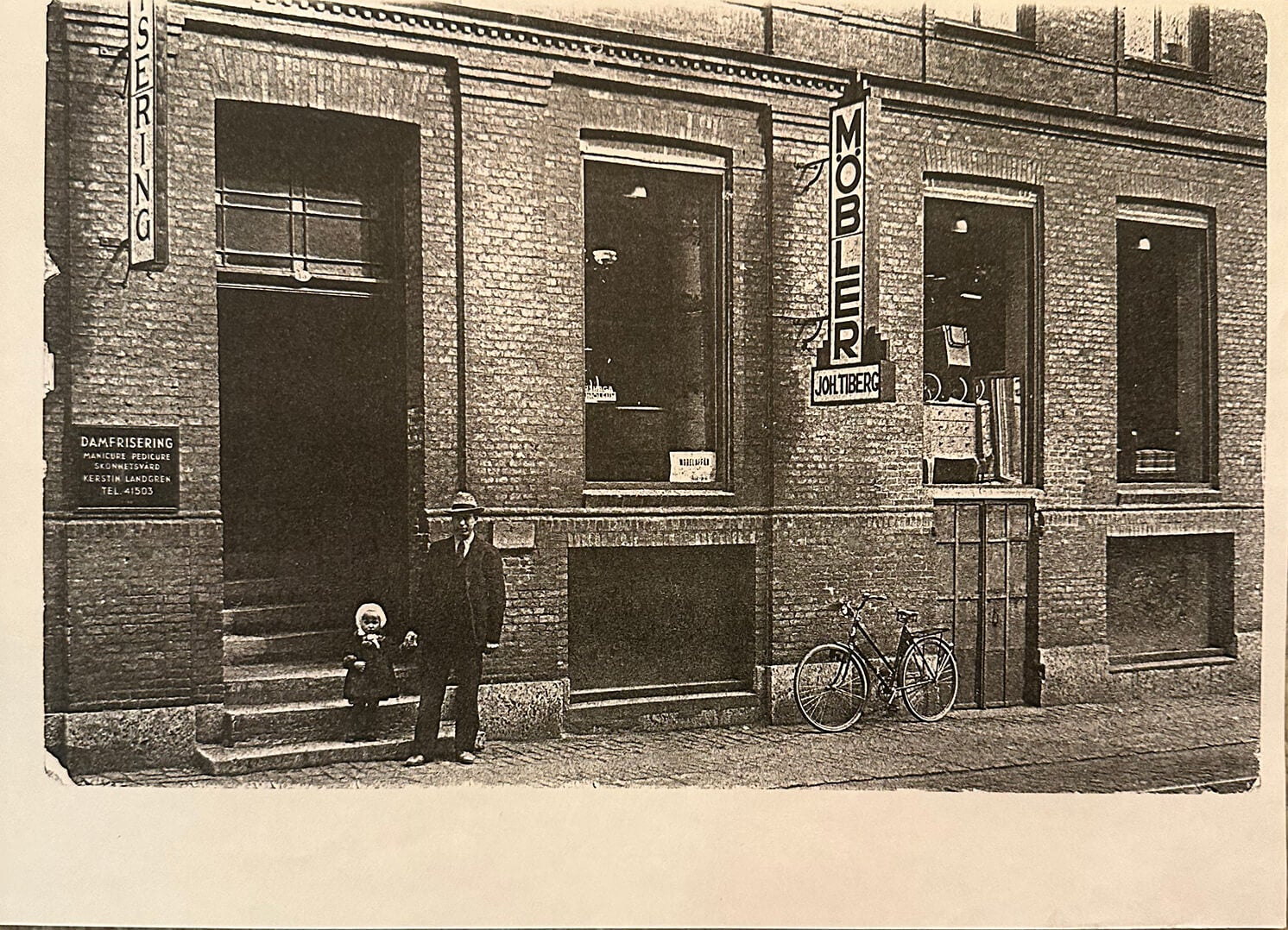 Johan Tiberg med Birgit Tiberg på Stigbergstorget under 1900-talet