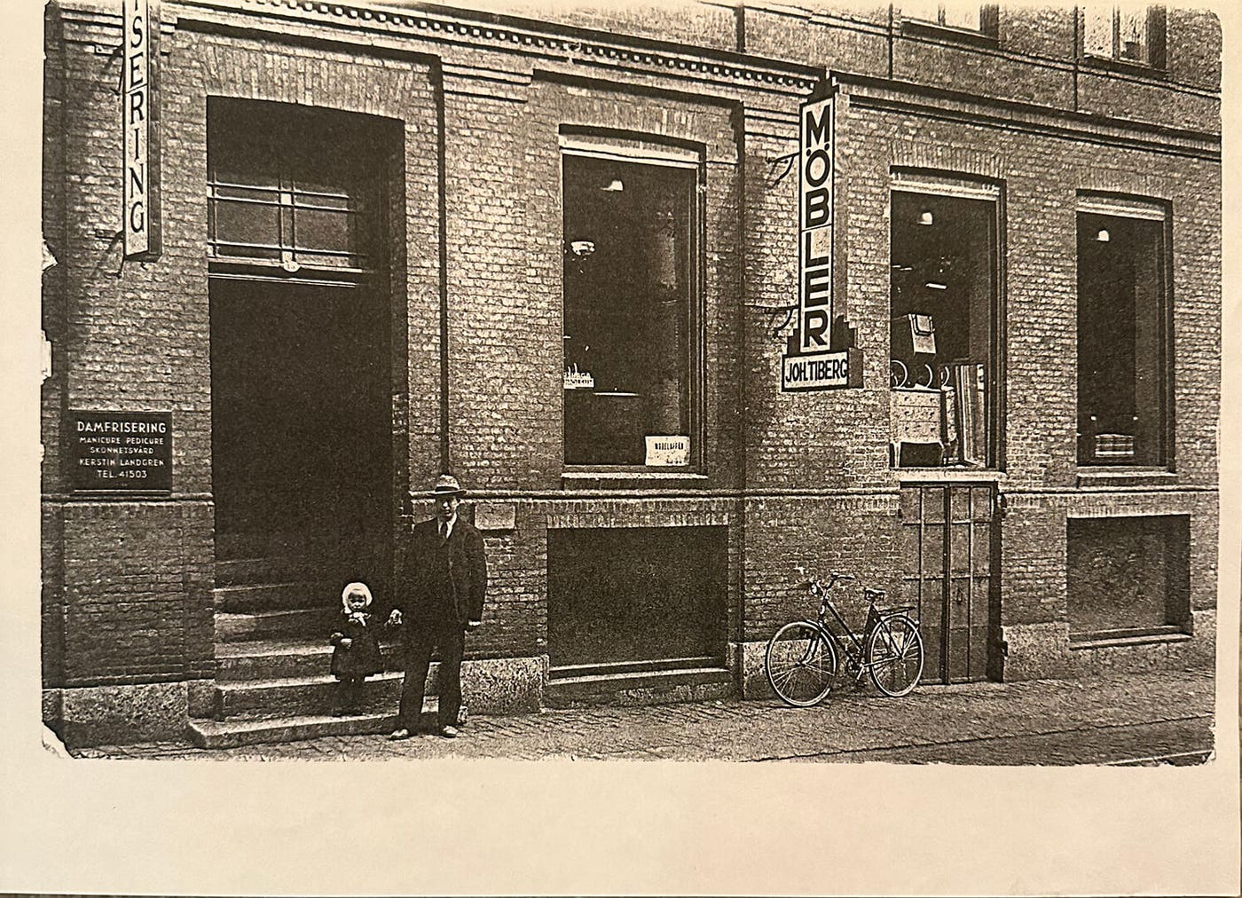 Johan-tiberg_Birgit-tiberg_Stigbergstorget.jpg Johan Tiberg med Birgit Tiberg på Stigbergstorget under 1900-talet