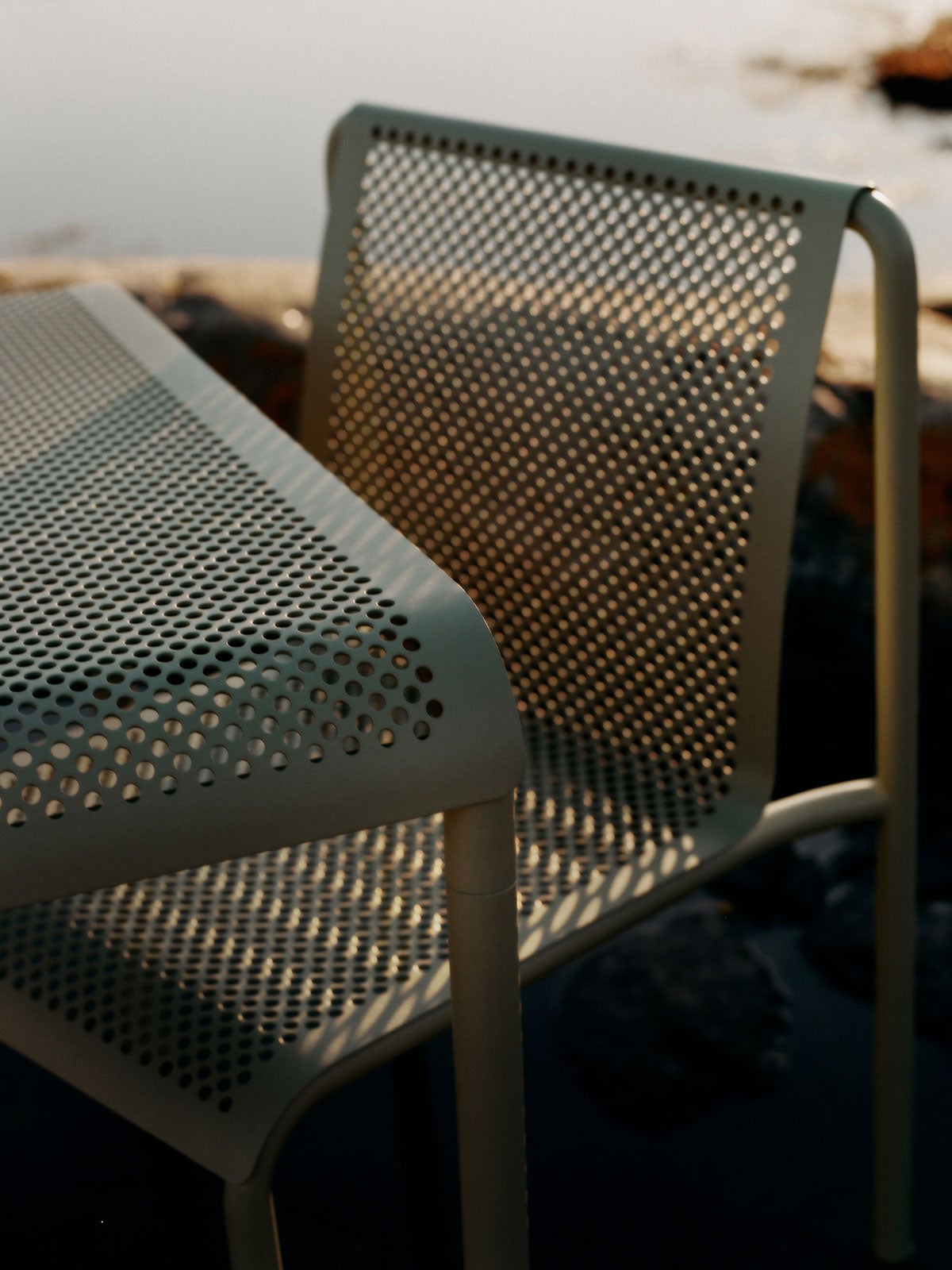 Dapple Stol och Dapple Bord 80x80 i färgen Tea Green i solnedgången