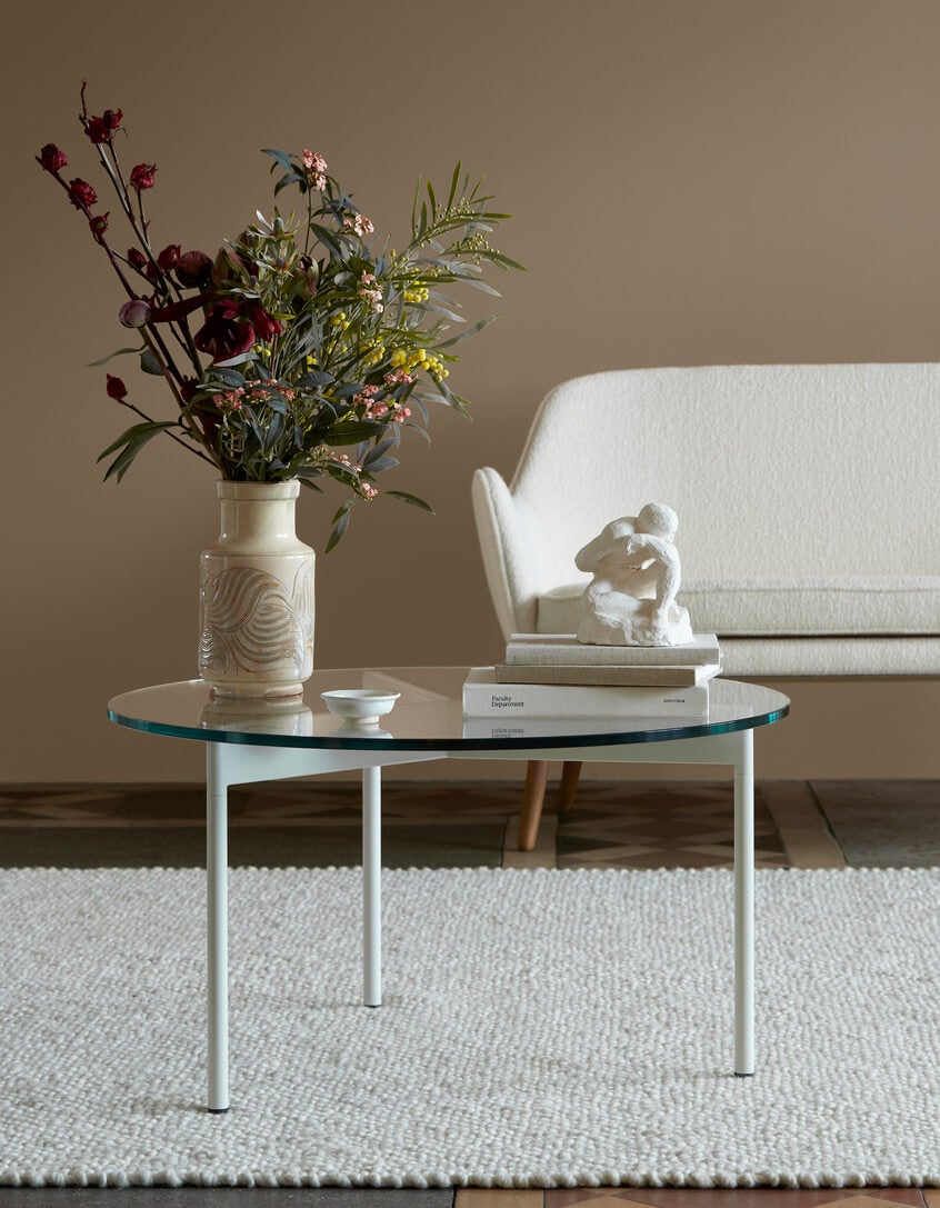 From Above Soffbord med blombukett och skulptur