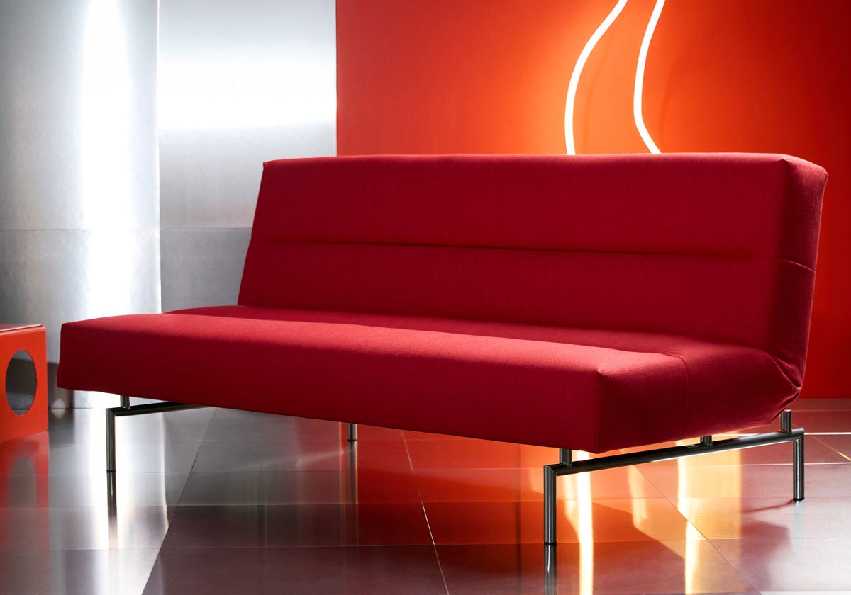 Jillis Bäddsoffa i tyget 511 Elegance Red i studiomiljö