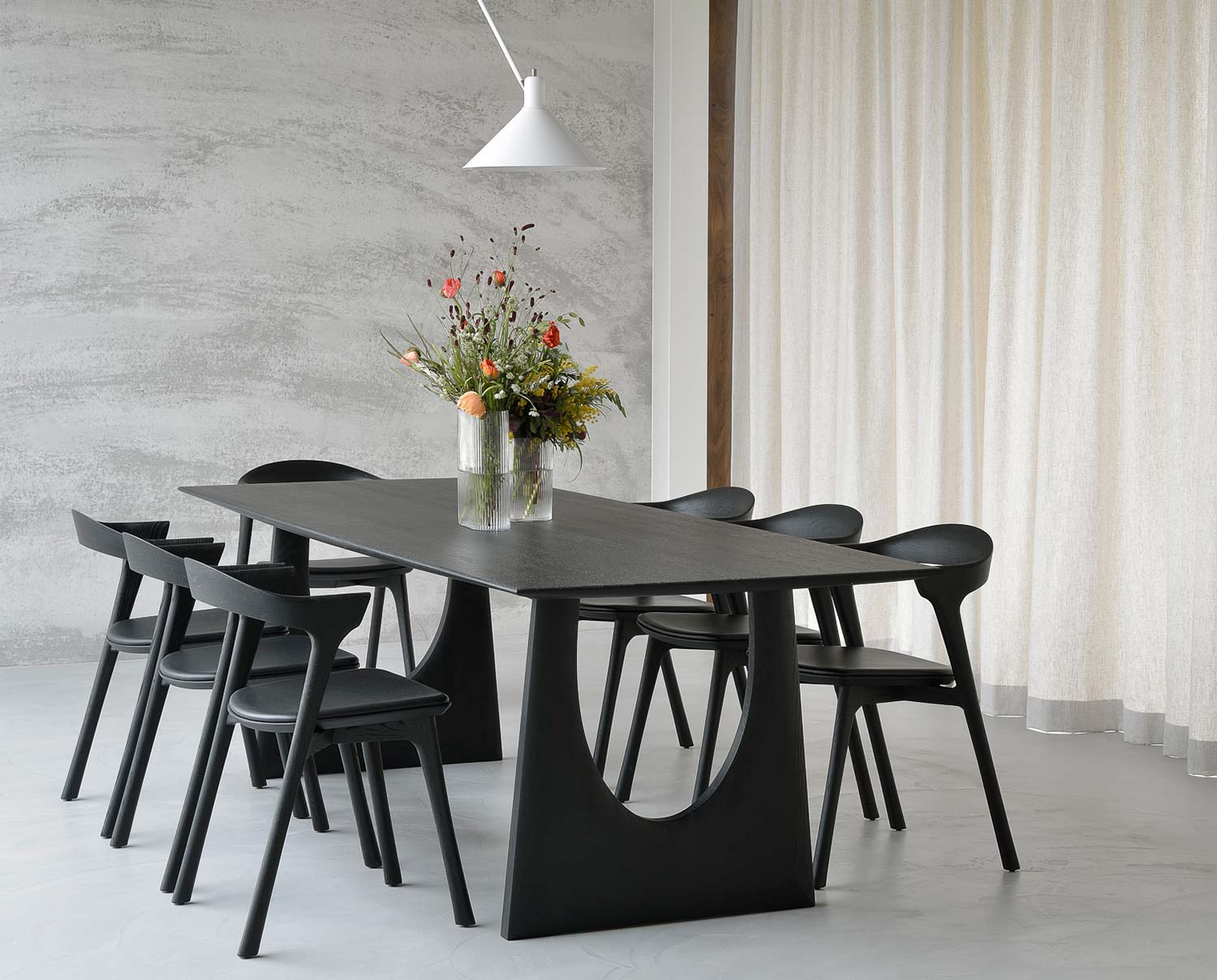 Geometric Matbord med Bok Stol i matsalsmiljö med vacker blombukett