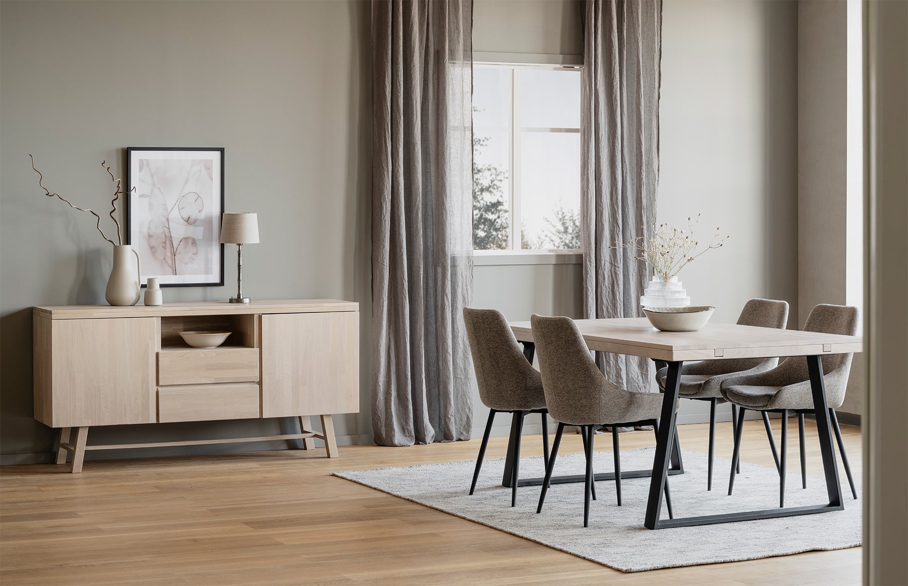 Brooklyn matbord U-ben, Vitpigmenterad 170 cm. Sierra stol. Brooklyn sideboard

