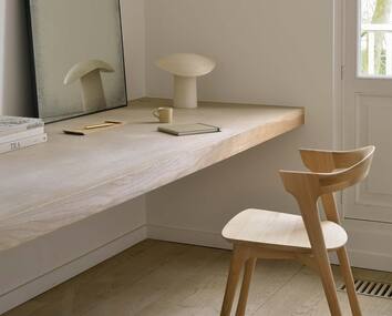 Bok Stol i ek framför skrivbord i trä