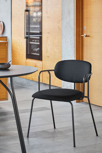 Frame Karmstol Svart i kök med naturmaterial