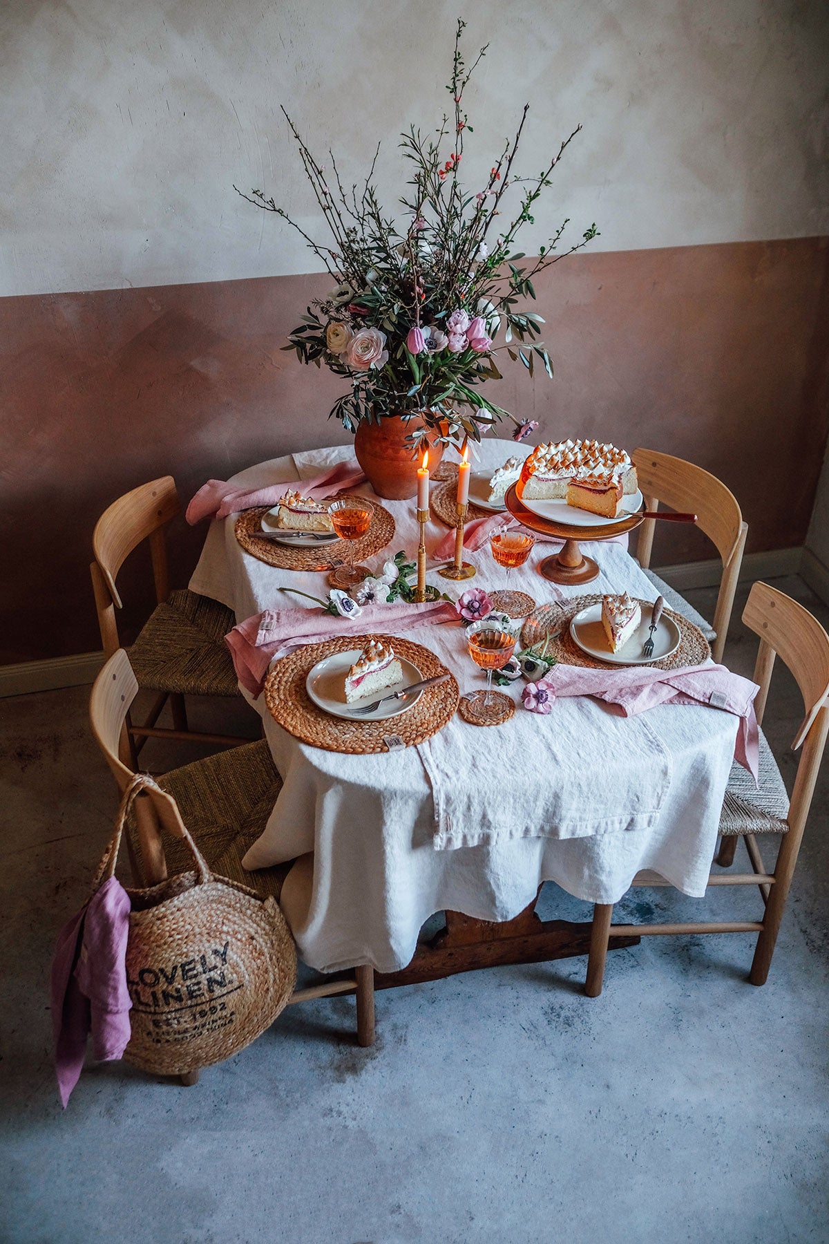 Misty Bordsduk i färgen Cloud på bord med färgglad dukning