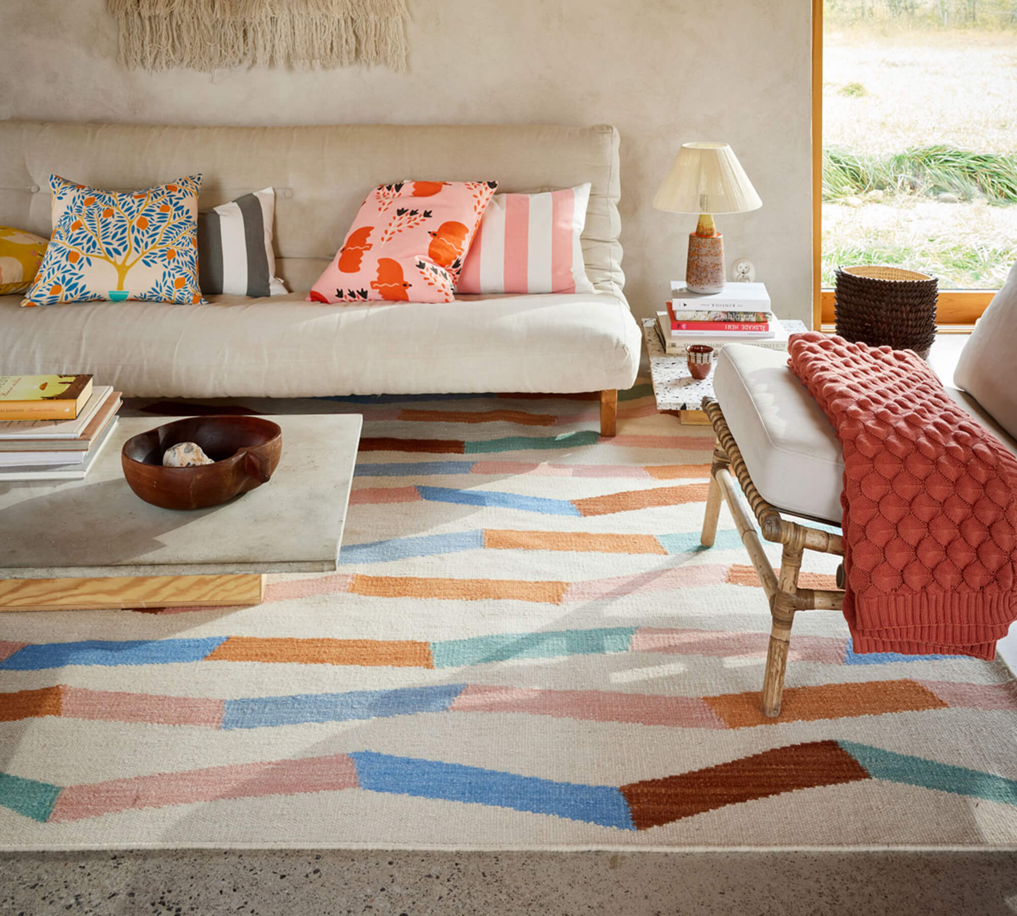 Vibrant matta i ett bohemiskt och färgglatt rum