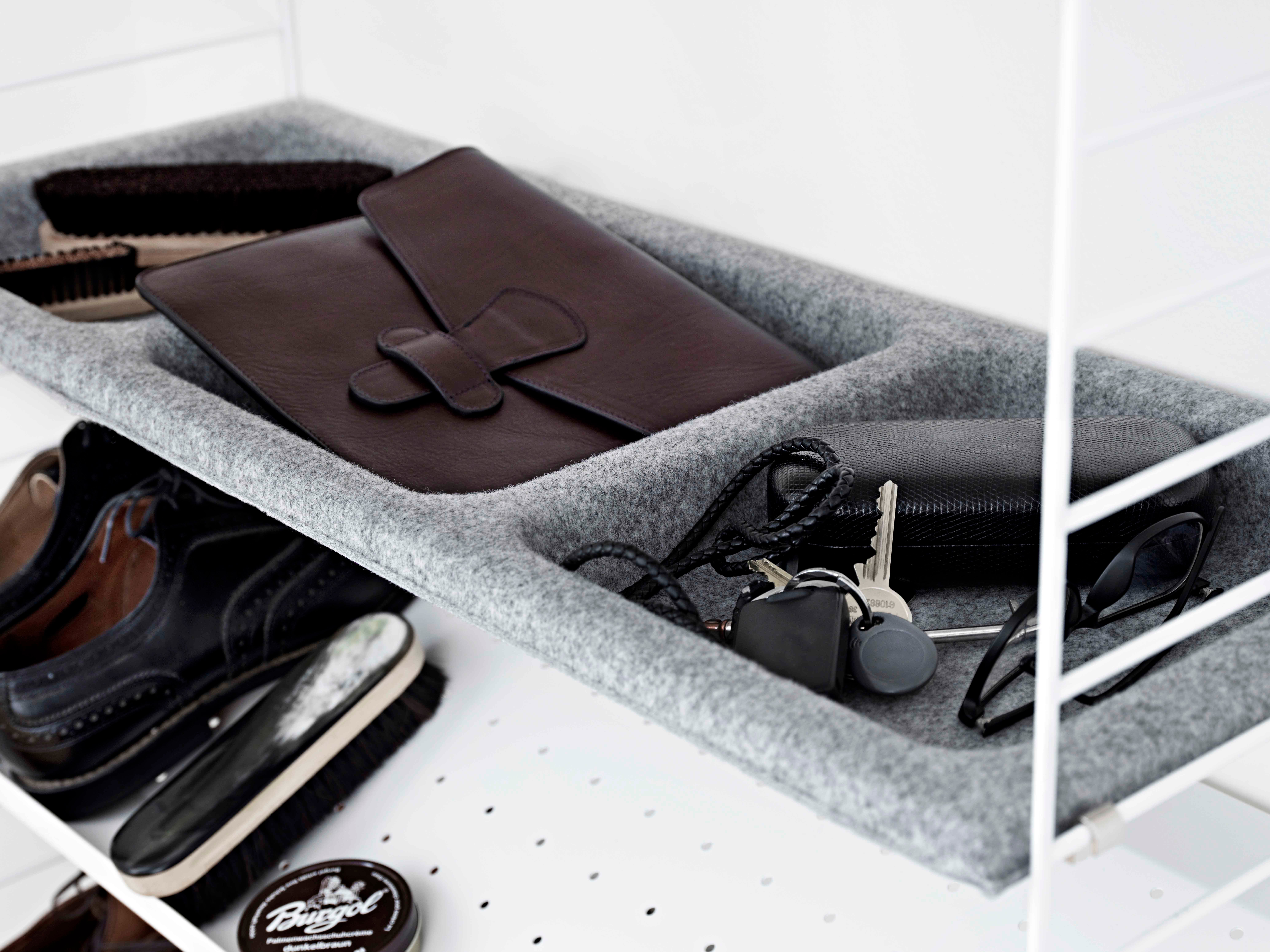 String Skohylla med Skålplan i grå filt