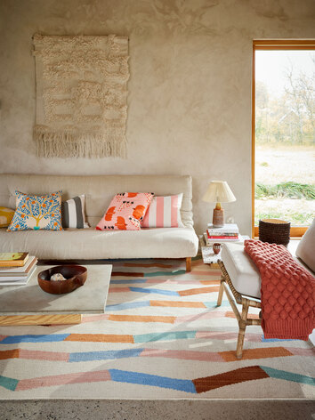 Färgglatt vardagsrum med soffa, matta och soffbord