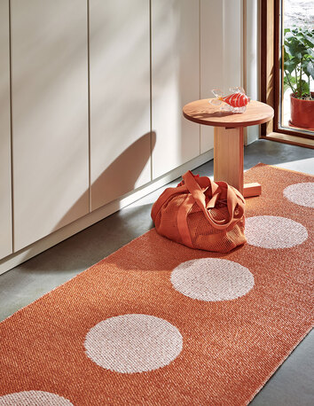 Vera Pop Gångmatta i färgen Pale Orange/Pearl Pink i smal hall