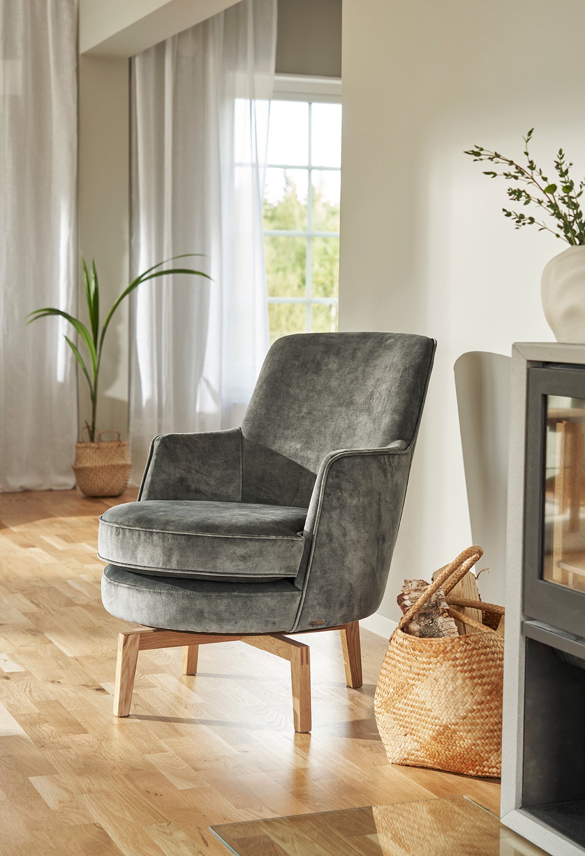 Ava Fåtölj intill eldstad