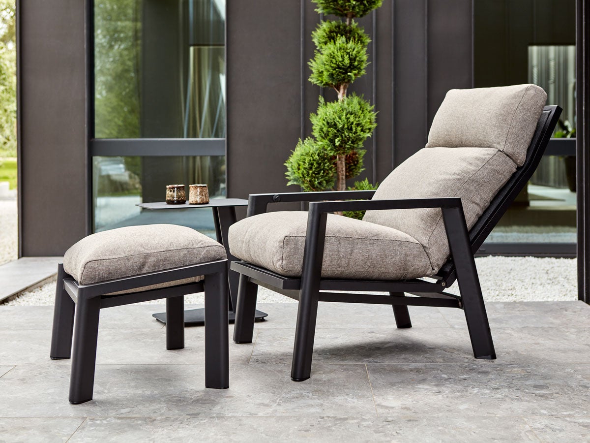 Slide Positionsfåtölj i färgen Ash i bakåtlutat läge utomhus