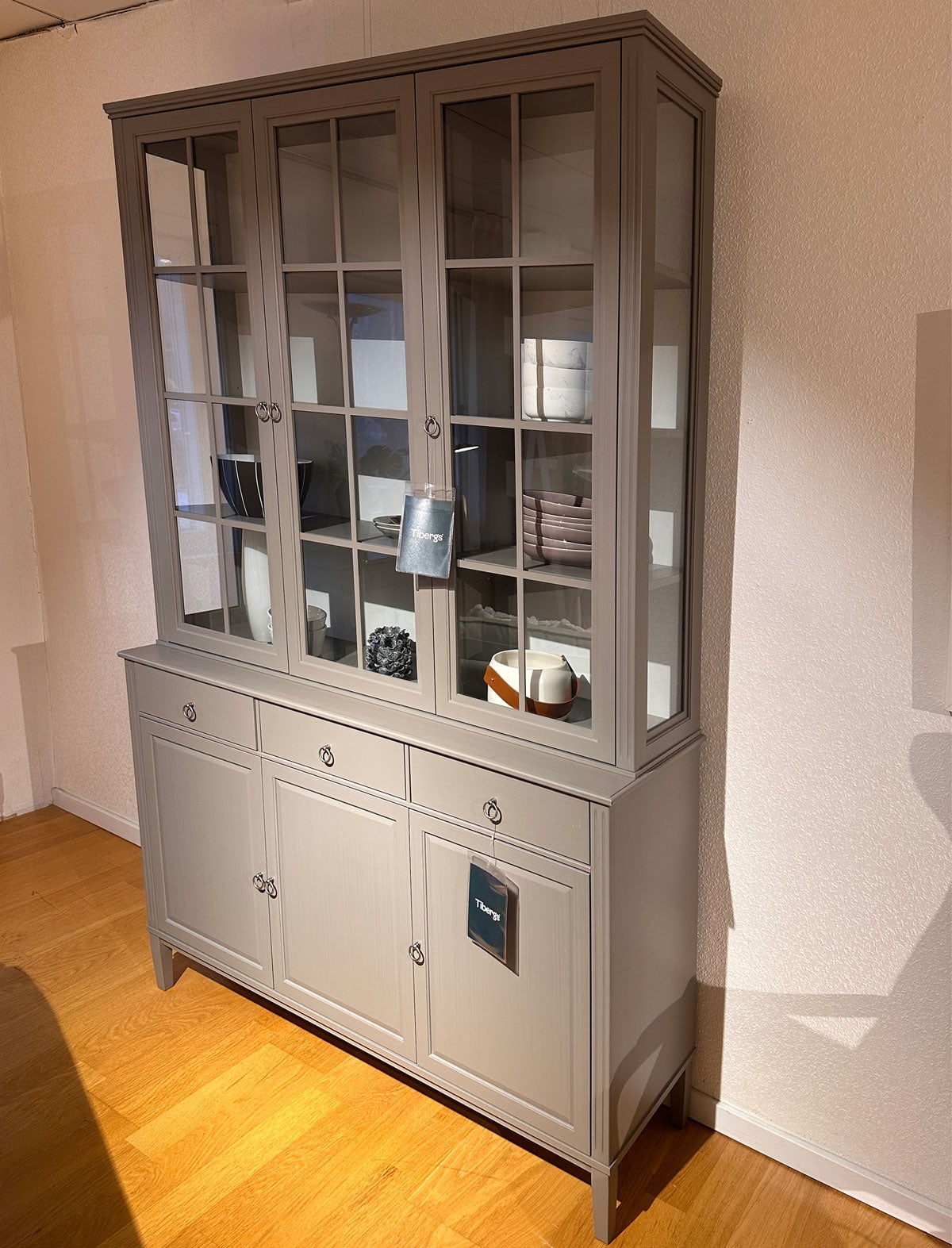 Stockholm-20-vitrinskap-englesson-utstallningsex