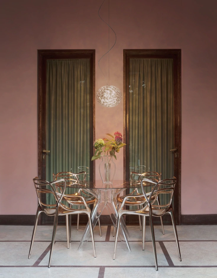 Masters Stol i koppar runt transparent matbord