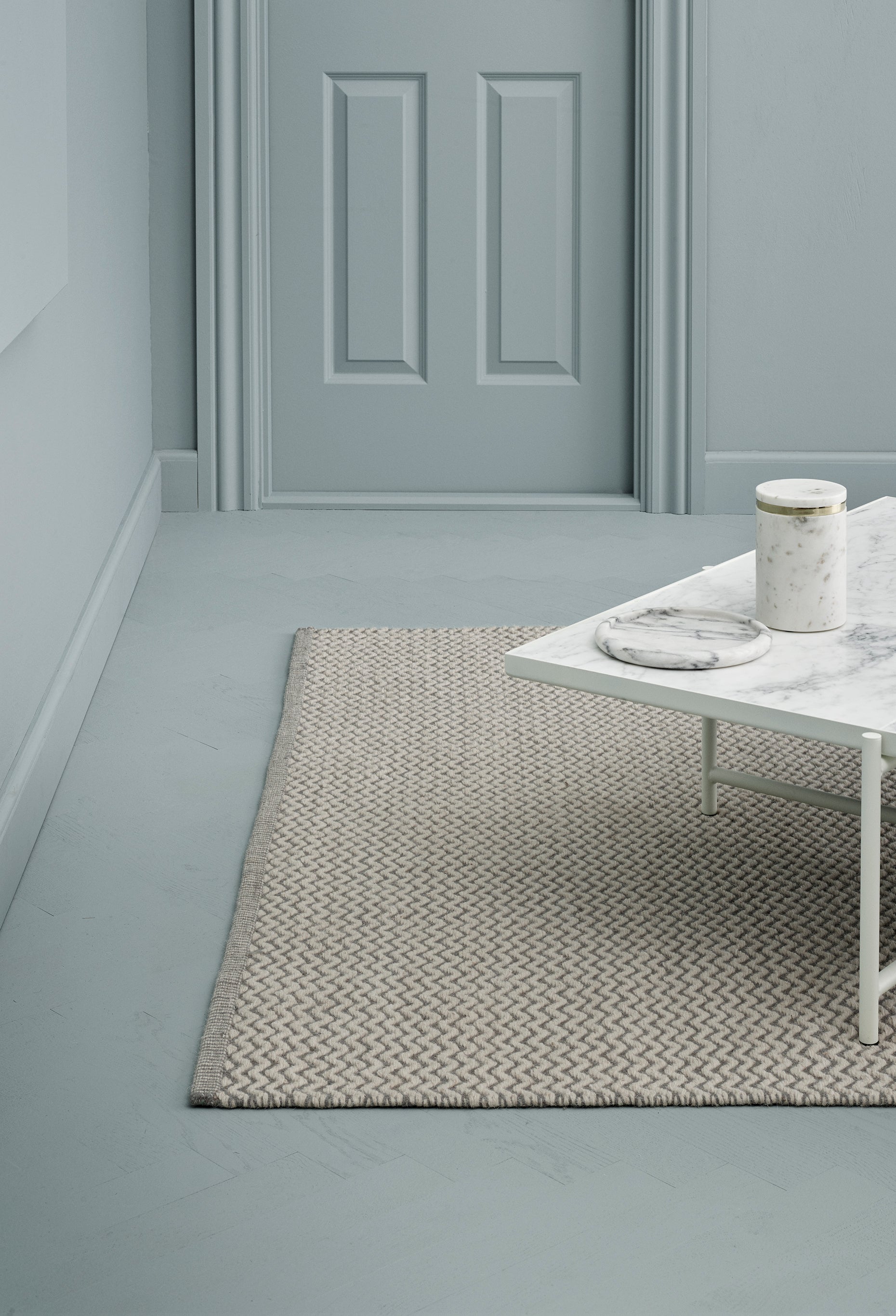 Corsa Matta i färgen Light Grey i ett ljusblått rum