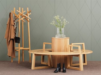 Nest Klädhängare Golv med ytterkläder, bredvid en sittbänk