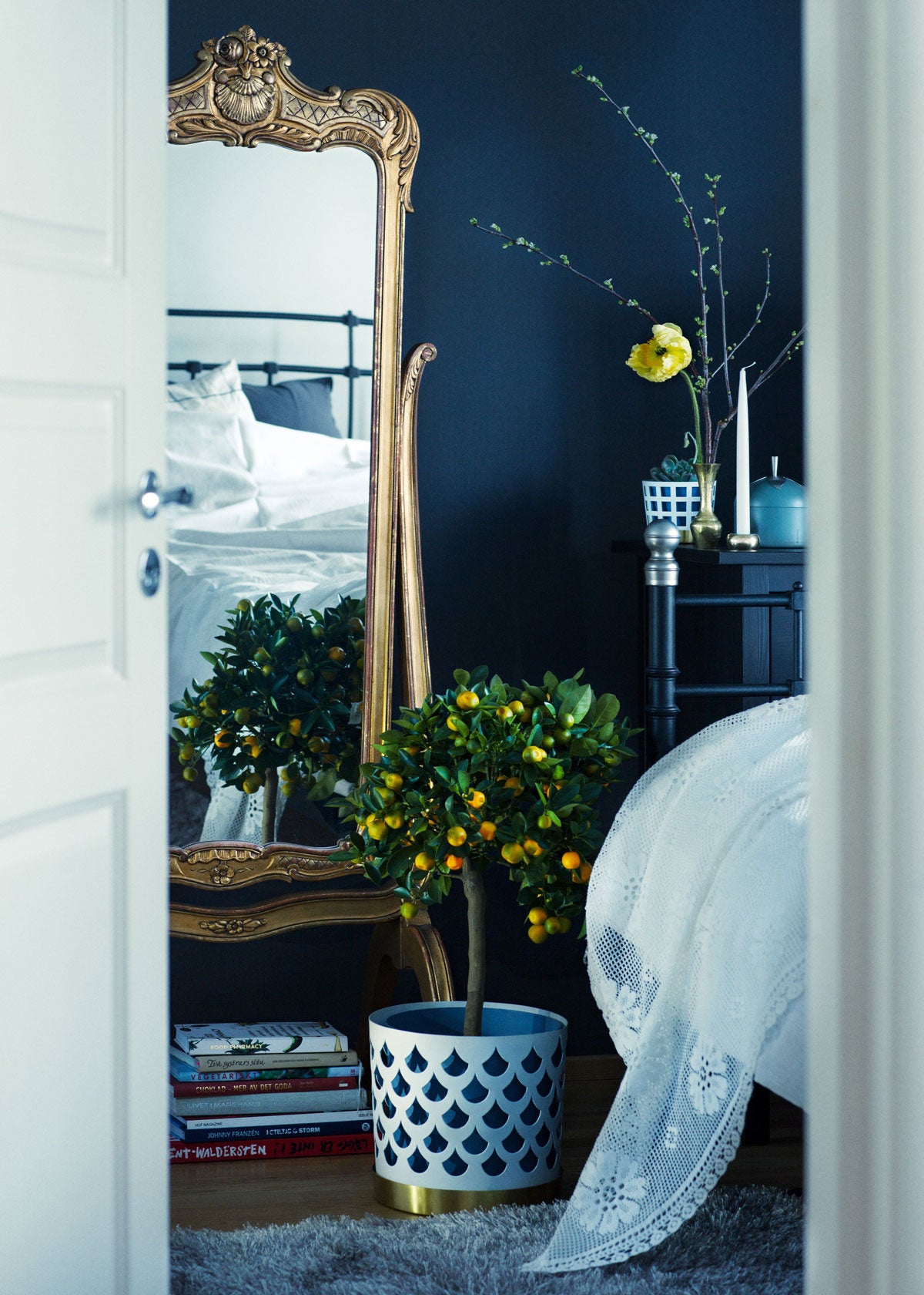 Trio Drop Kruka Stor Vit i sovrum med vackert citronträd