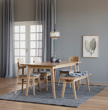 Matsal med Nagano stol och Melfort matbord med tillhörande sittbänk.