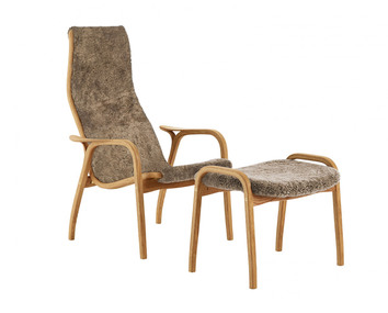 Lamino Fåtölj och Fotpall i oljad ek, klädda i fårskinnet Sahara