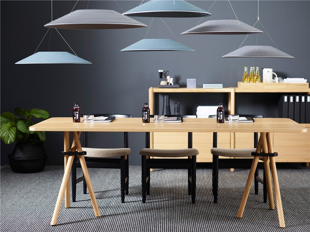 Bouquet Bord Rektangulärt med tre stolar med ett sideboard i bakgrunden