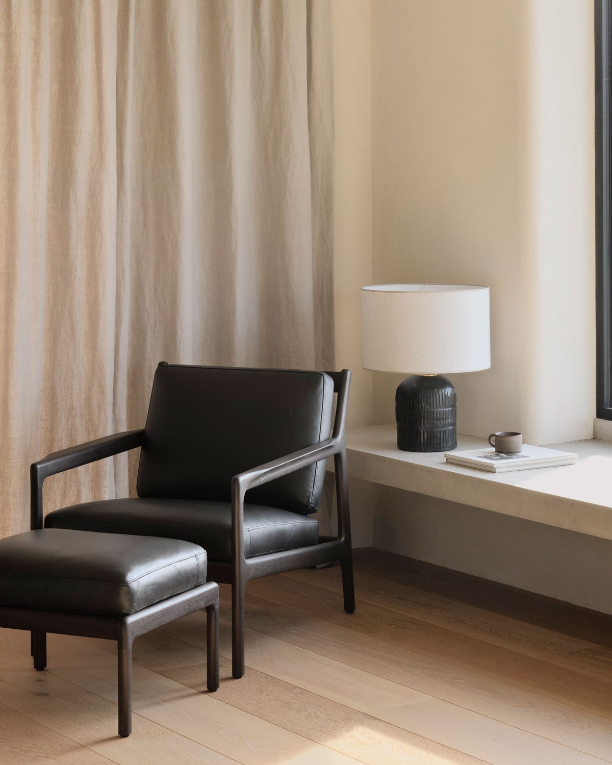 Jack-Loungestol-Lader-Svart-Miljo