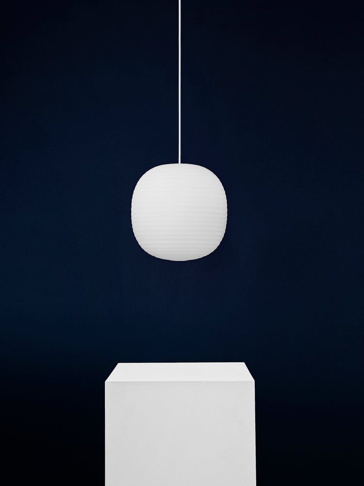 Lantern Pendel Medium hängande mot mörk bakgrund