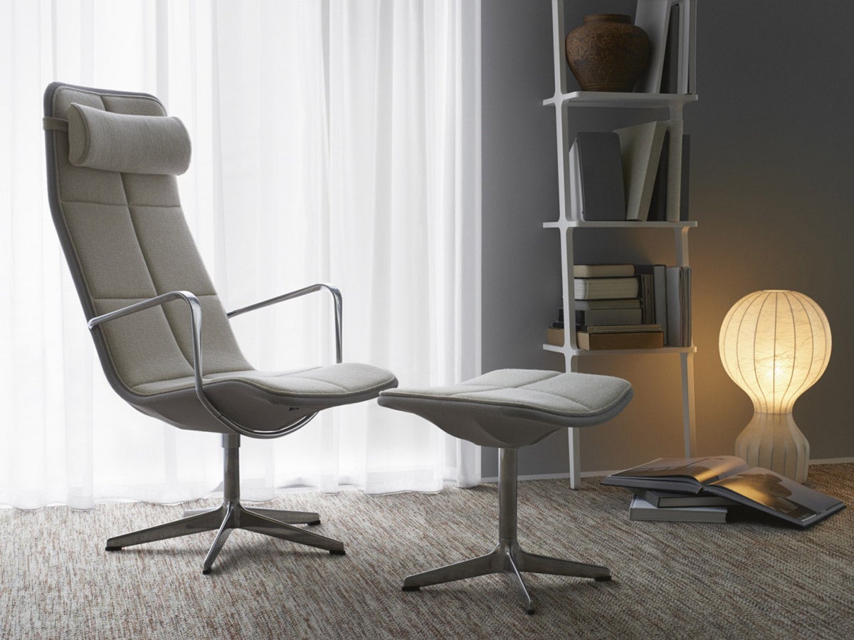 Libri Hylla i vit ask bakom en fåtölj med fotpall